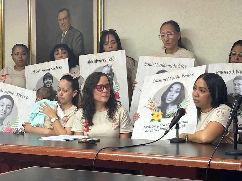 Las familias de las víctimas de la violencia policial exigen rendición de cuentas y justicia en memoria de sus hijos, esposos, hermanos y otros seres queridos, convocados por Kilómetro 0.