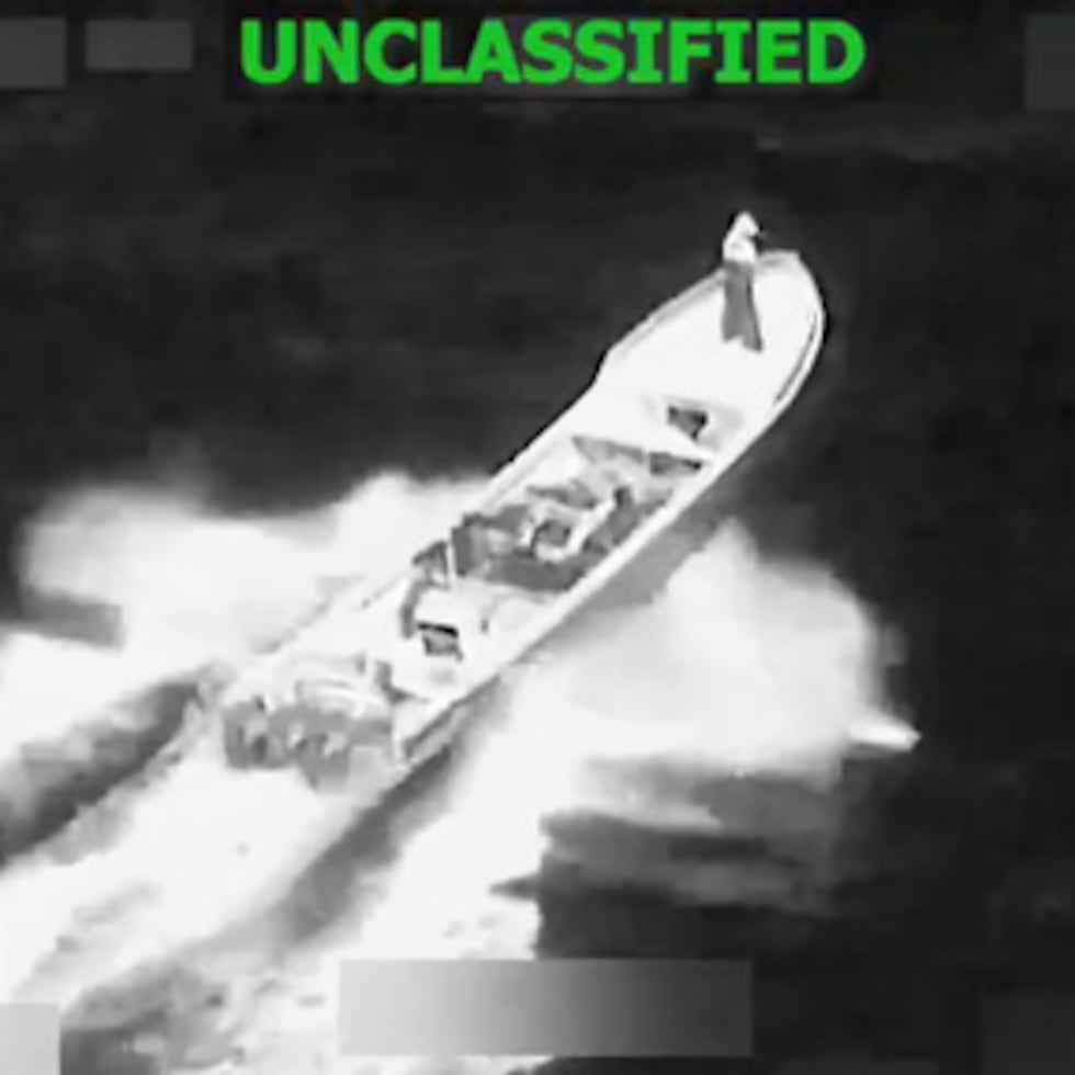 Esta imagen de video proporcionada por el Comando Sur de EE.UU., muestra un buque acusado de tráfico de drogas en el océano Pacífico.