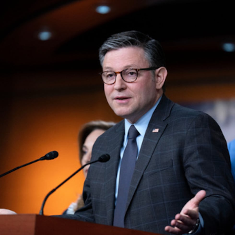El presidente de la Cámara de Representantes, el republicano Mike Johnson, habla durante una conferencia de prensa en el Capitolio, el martes 10 de febrero de 2026, en Washington.