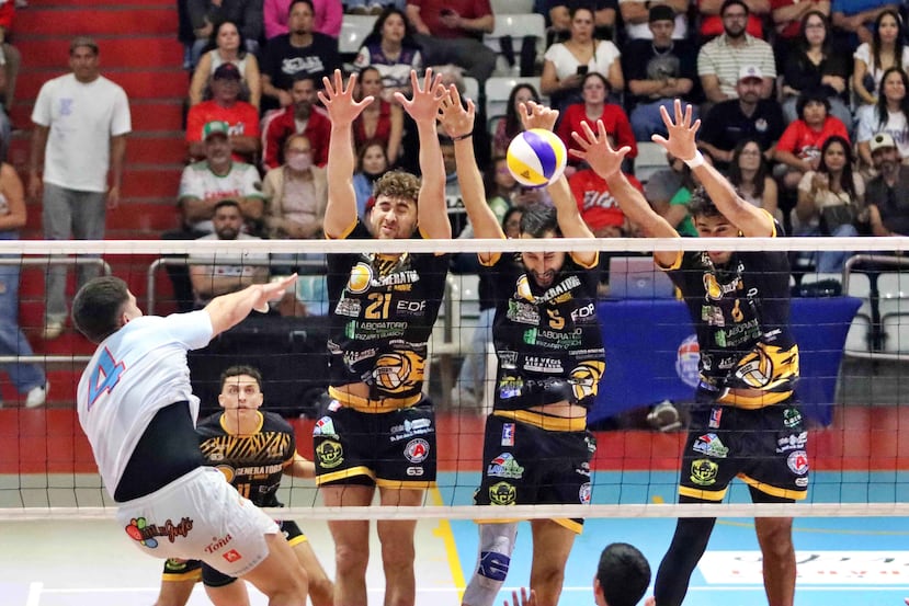 El Pepino llega a la final como un equipo disciplinado, como lo demuestra este triple bloqueo ante Lares en la pasada serie.