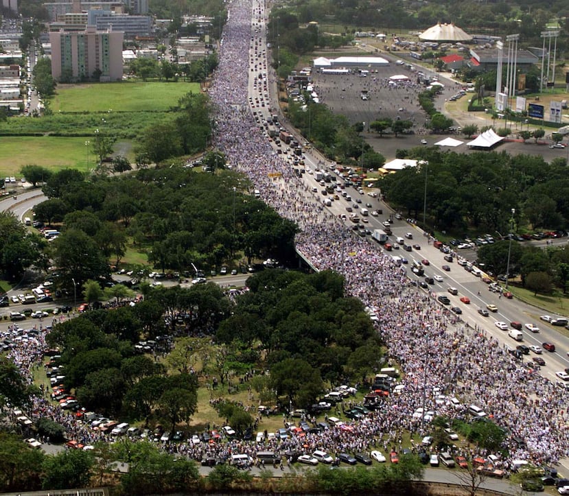 El 21 de febrero de 2000, más de 150,000 personas participaron en la marcha "Paz para Vieques", considerada uno de los eventos más concurridos en la historia del país. (GFR Media)