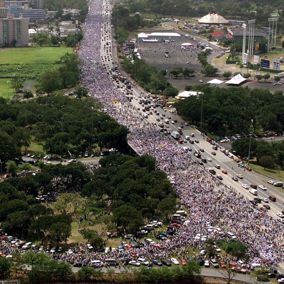 El 21 de febrero de 2000, más de 150,000 personas participaron en la marcha "Paz para Vieques", considerada uno de los eventos más concurridos en la historia de Puerto Rico