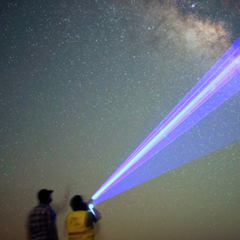 Esta fotografía de larga exposición muestra a unos hombres utilizando un puntero láser para nombrar las estrellas de la Vía Láctea en el desierto de Al Quaa, a las afueras de Abu Dhabi, Emiratos Árabes Unidos. (AP Photo/Jon Gambrell)