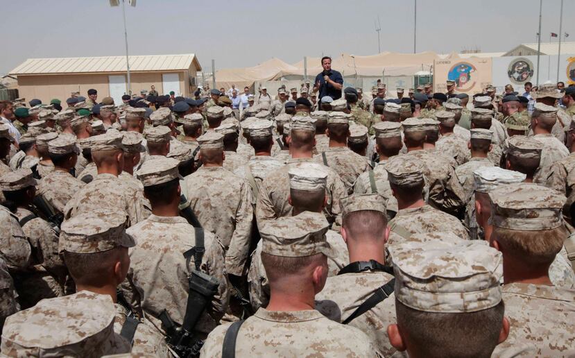 ARCHIVO - El primer ministro británico, David Cameron, pronuncia un discurso ante las tropas británicas y estadounidenses durante una visita a Camp Bastion, en las afueras de Lashkar Gah, capital de la provincia de Helmand, en el sur de Afganistán, el 4 de julio de 2011.