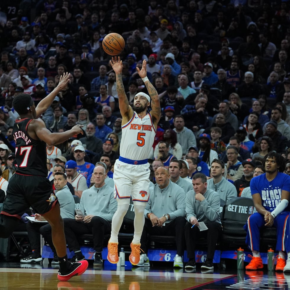 José Alvarado tira un triple contra Vj Edgecombe.