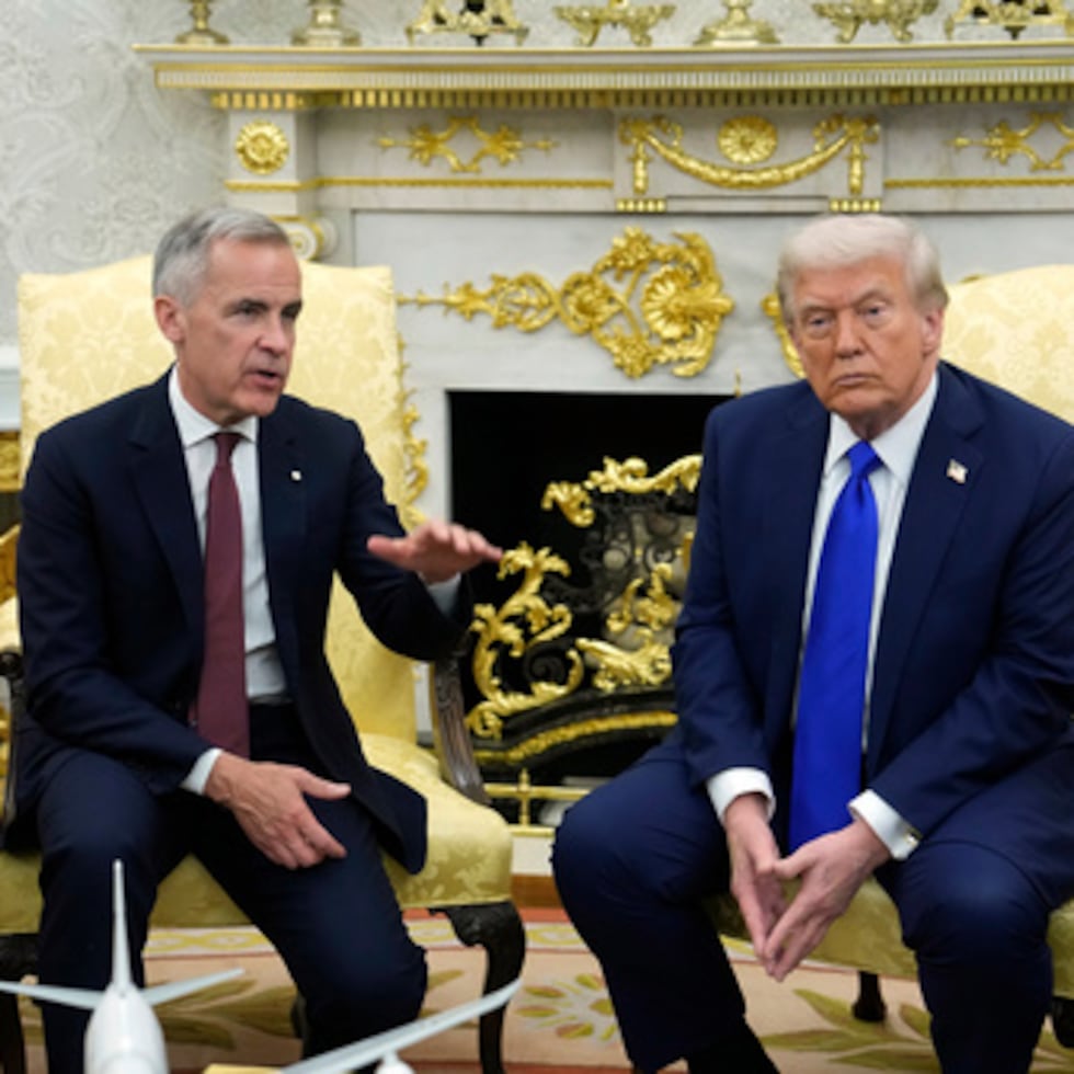 ARCHIVO - El primer ministro de Canadá, Mark Carney, y el presidente Donald Trump ofrecen una rueda de prensa en la Casa Blanca, en Washington, D.C., el 7 de octubre de 2025. (Adrian Wyld/The Canadian Press vía AP, archivo)