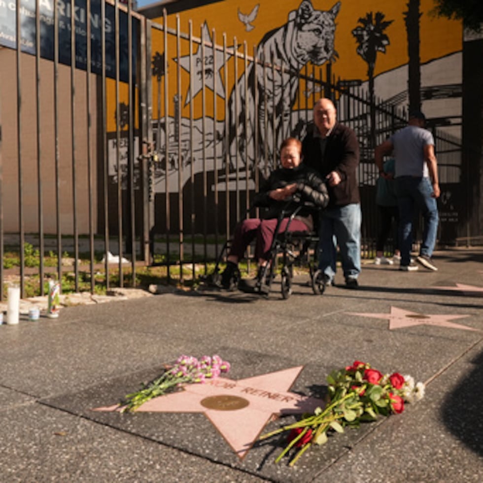 Flores cubren la estrella del Paseo de la Fama para Rob Reiner el lunes 15 de diciembre de 2025, en la sección de Hollywood de Los Ángeles.