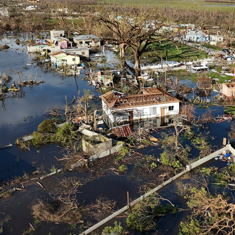 Escombros y viviendas dañadas a lo largo del río Black, Jamaica, jueves 30 de octubre de 2025, tras el huracán Melissa.