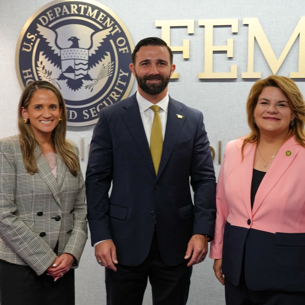 Gabriella Boffelli (izq.), junto al administrador de FEMA Cameron Hamilton y la gobernadora Jenniffer González.