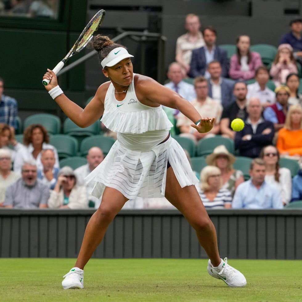 Naomi Osaka, de Japón, devuelve un golpe de derecha a Emma Navarro, de Estados Unidos, durante su partido de la tercera jornada del torneo de tenis de Wimbledon, celebrado en Londres el 3 de julio de 2024.