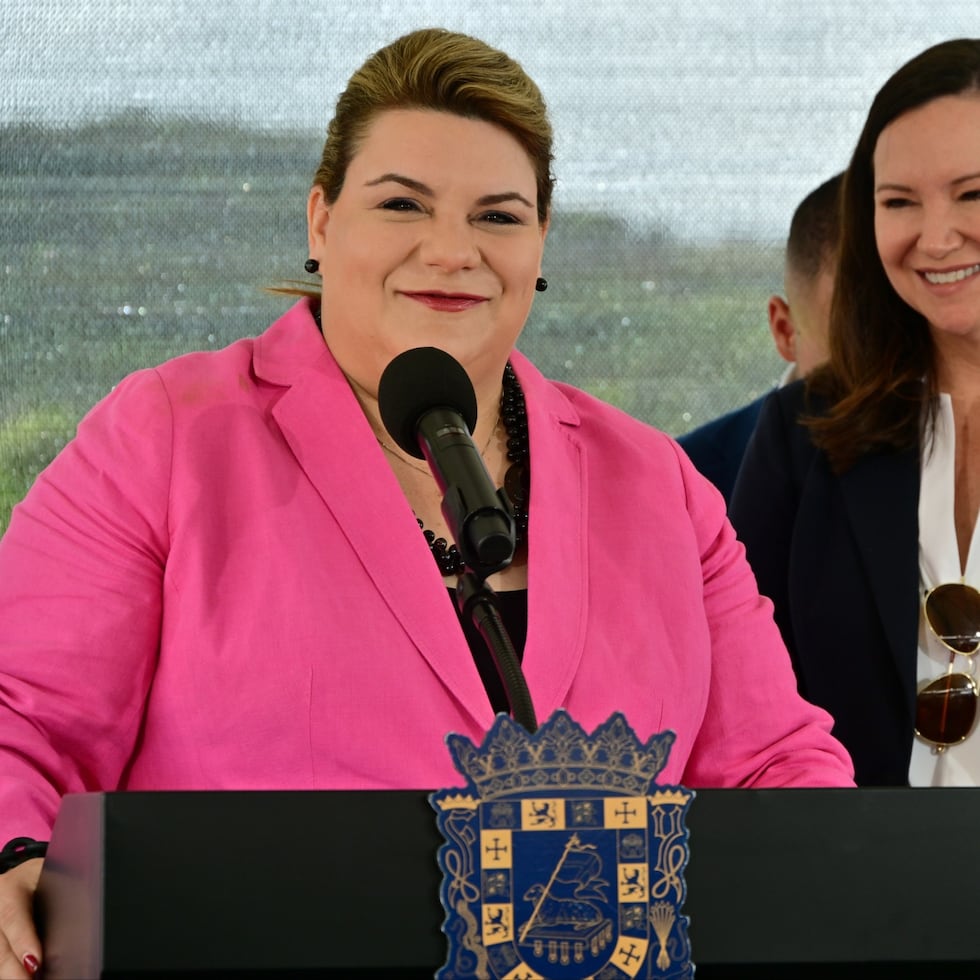 Durante la ceremonia de primera piedra de los trabajos de reconstrucción de la PR-181, la gobernadora Jenniffer González estuvo acompañada por la senadora federal Ashley Moody.