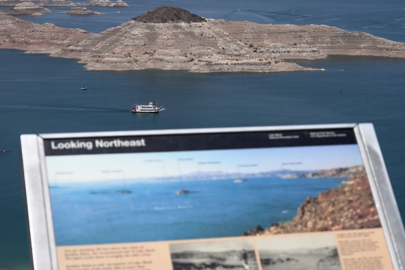 Una barca de remos pasa junto a una isla que estuvo a punto de quedar sumergida en el lago Mead, cerca de Boulder City, Nevada, el viernes 7 de agosto de 2026. (Foto AP/Ty ONeil)