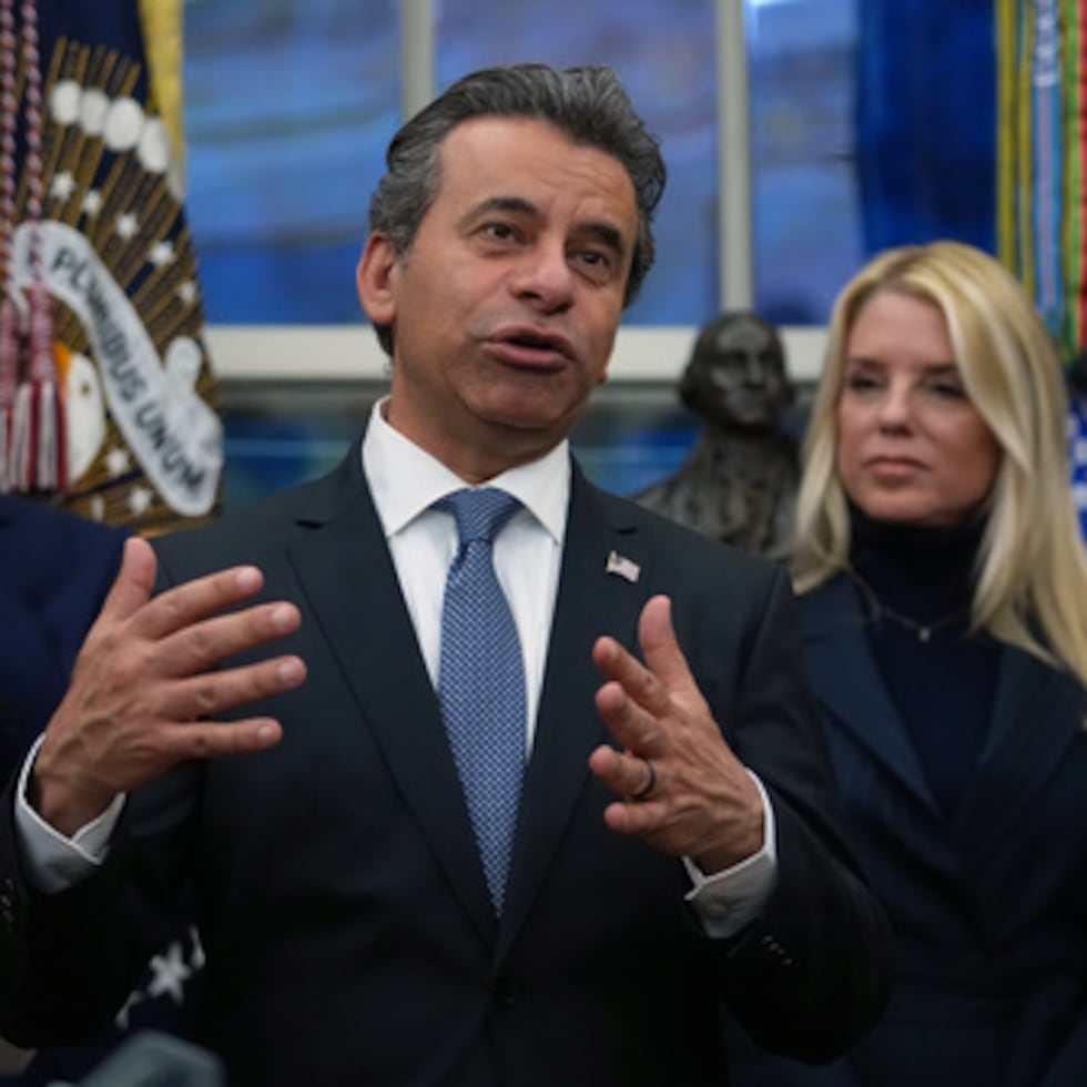 El Dr. Marty Makary, comisionado de la Administración de Alimentos y Medicamentos habla en un evento sobre la recuperación de la adicción en la Oficina Oval de la Casa Blanca, el jueves 29 de enero de 2026, en Washington, mientras la Fiscal General Pam Bondi y el Secretario del Interior Doug Burgum escuchan.