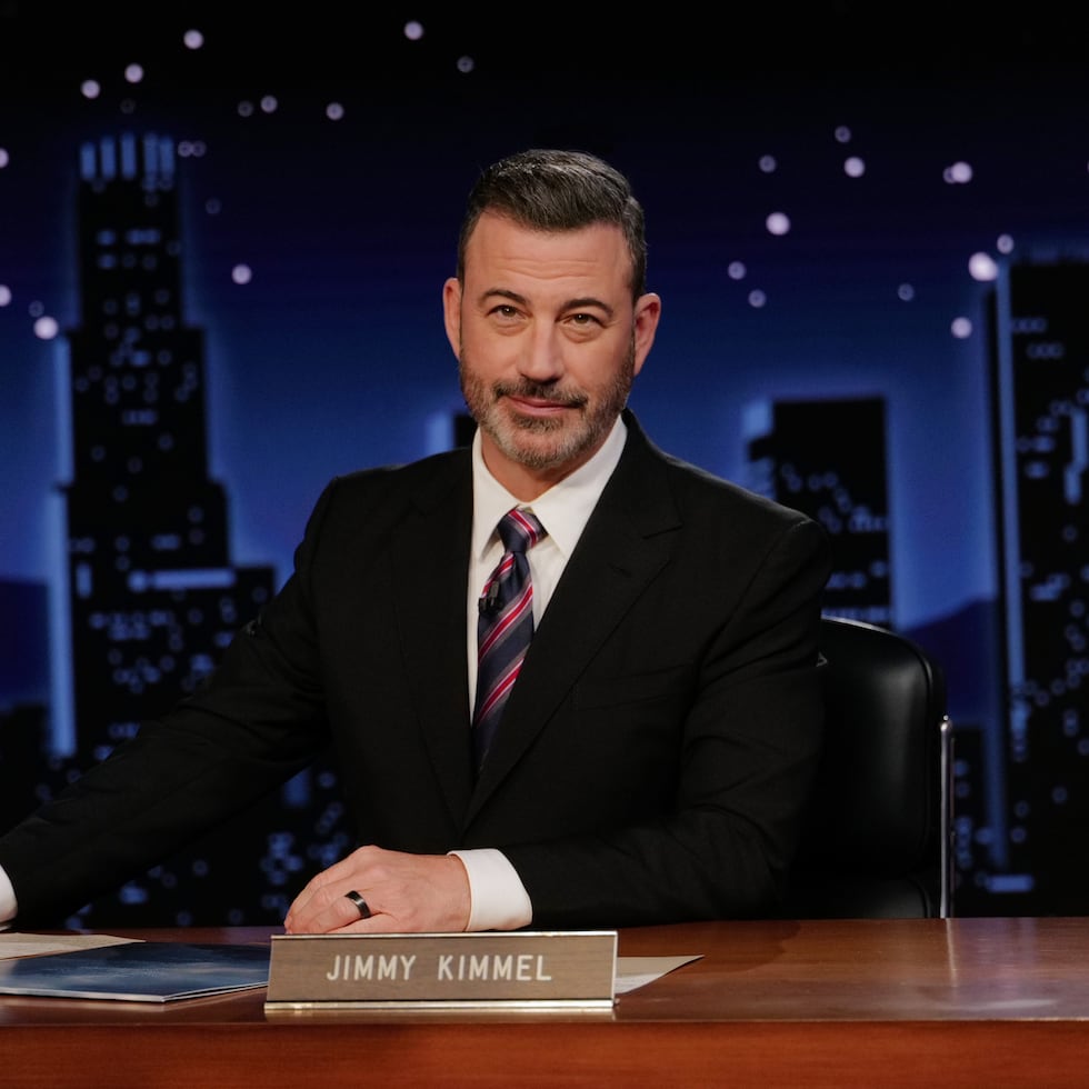 En esta imagen, distribuida por Disney, Jimmy Kimmel conduce su programa nocturno, "Jimmy Kimmel Live!".