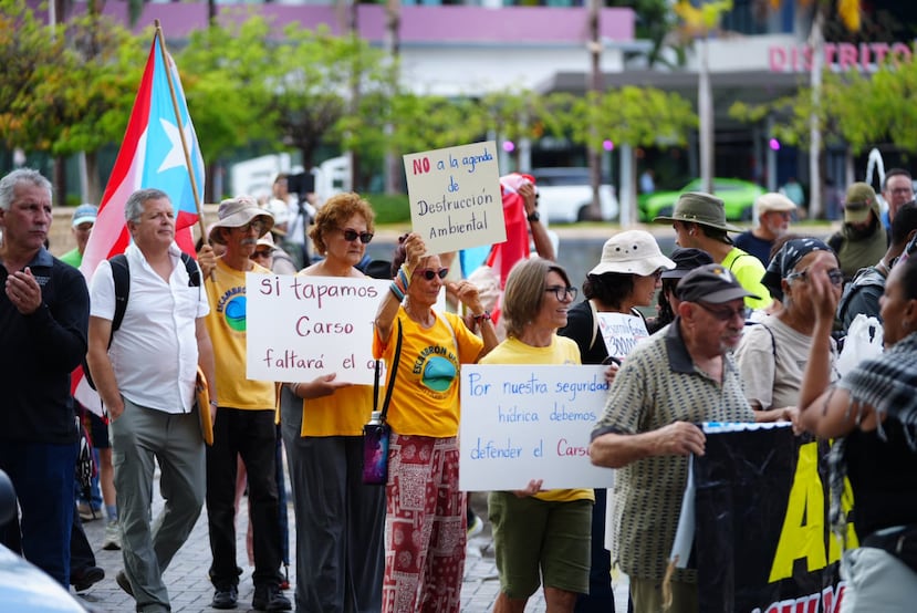 Algunos de los manifestantes presentes en el Centro de Convenciones.
