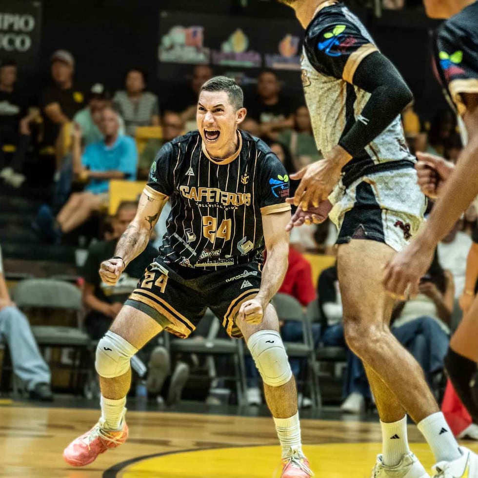 Arnel Cabrera, libero de los Cafeteros, celebra un punto.
Giuliano Torres – Colaboración especial para FPV