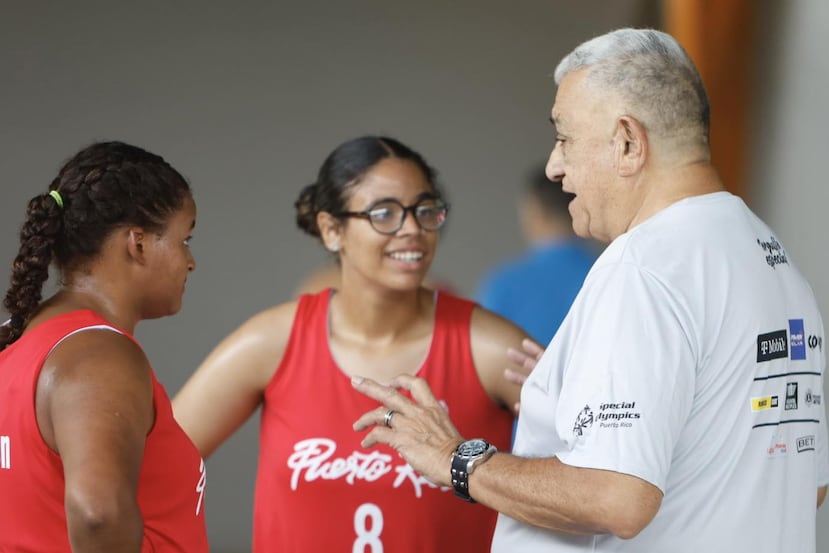 Flor Meléndez, asesor técnico de los equipos de Puerto Rico, imparte instrucciones al combinado femenino.