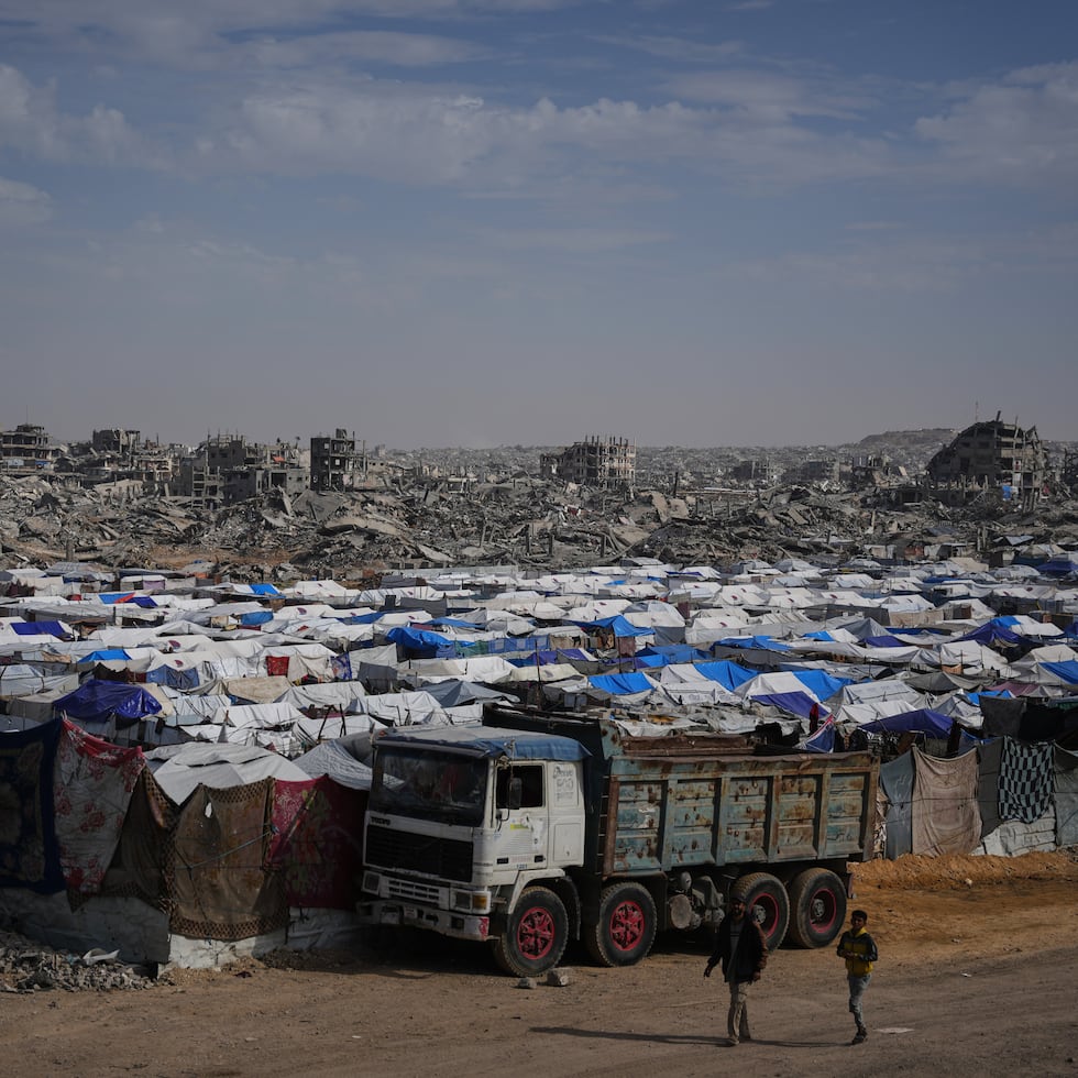 Tiendas de campaña que albergan a palestinos desplazados se alzan entre la destrucción causada por la ofensiva militar israelí en Ciudad de Gaza el viernes 5 de diciembre de 2025.