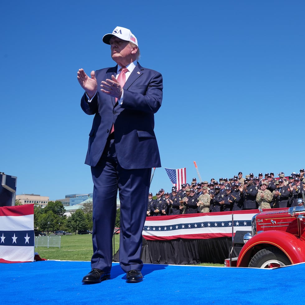 El presidente Donald Trump aplaude tras su discurso durante el evento de la Fundación Tunnel to Towers con motivo del 25.º aniversario del 11-S, en la Elipse, cerca de la Casa Blanca en Washington, el martes 8 de septiembre de 2026.