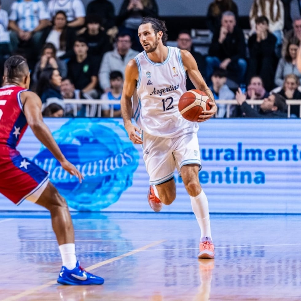 Leandro Bolmaro, a la derecha, aportó 19 unidades ante Puerto Rico.