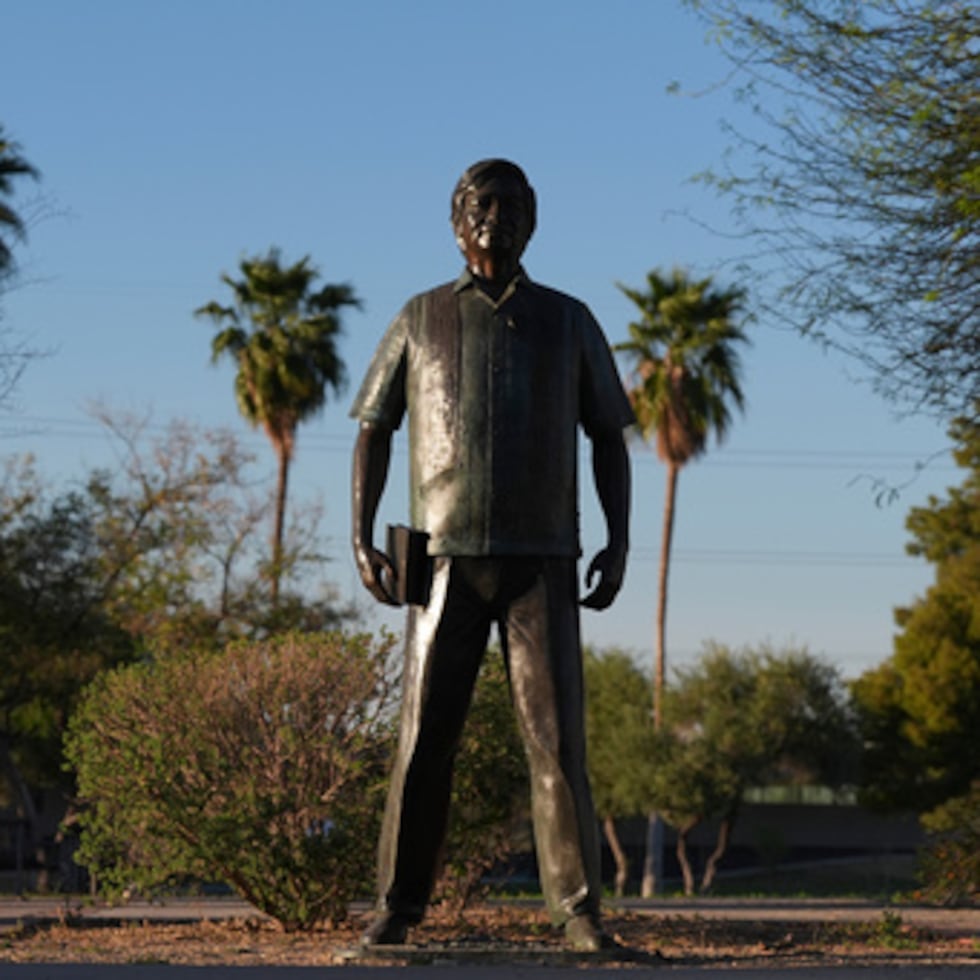 Una estatua de César Chávez se erige en medio de una plaza del parque César Chávez, en homenaje al fundador del sindicato United Farm Workers, el 18 de marzo de 2026, en Laveen, Arizona.