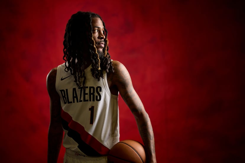Ja Morant luciendo su camiseta de los Trail Blazers, tras el cambio desde los Grizzlies de Memphis.