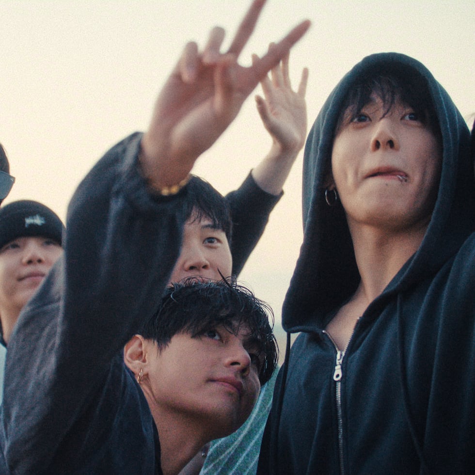 El largometraje sigue al grupo de siete integrantes, RM, Jin, Jimin, V, Suga, Jung Kook y j-hope