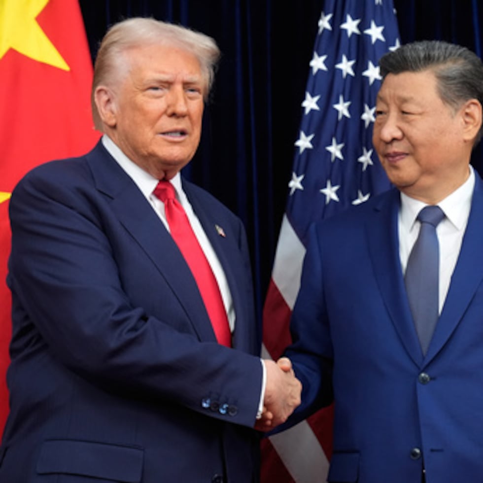 Donald Trump aterrizó ayer en Pekín para un tenso encuentro con Xi Jinping que tendrá consecuencias económicas duraderas para las dos potencias y para el mundo entero, escribe Leo Aldridge.