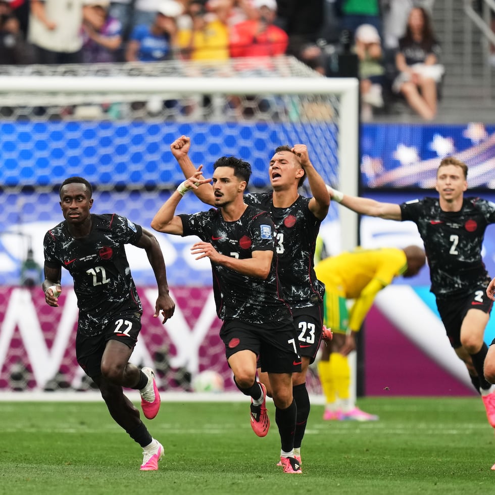 El canadiense Stephen Eustaquio (7) celebra después de anotar el gol con el que Canadá venció 1-0 a Sudáfrica en los dieciseisavos de final del Mundial.