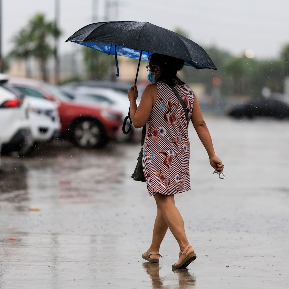 Durante la mañana, algunas lluvias alcanzaron la parte este de la isla, pero la mayoría de los aguaceros y tronadas se quedaron en el Mar Caribe.