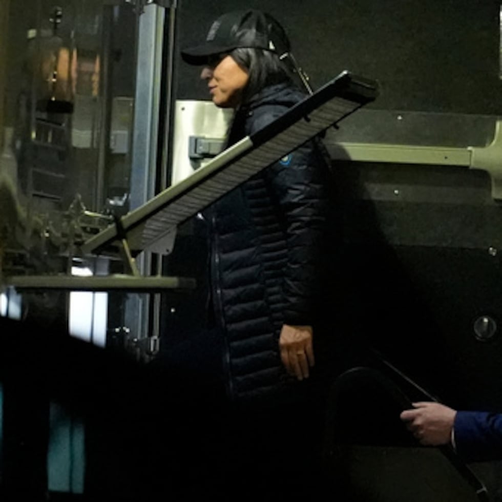 La directora de Inteligencia Nacional, Tulsi Gabbard, izquierda, y el subdirector del FBI, Andrew Bailey, entran en un vehículo de mando mientras el FBI se lleva las papeletas de las Elecciones 2020 del condado de Fulton, el miércoles 28 de enero de 2026, en Union City, Georgia, cerca de Atlanta.