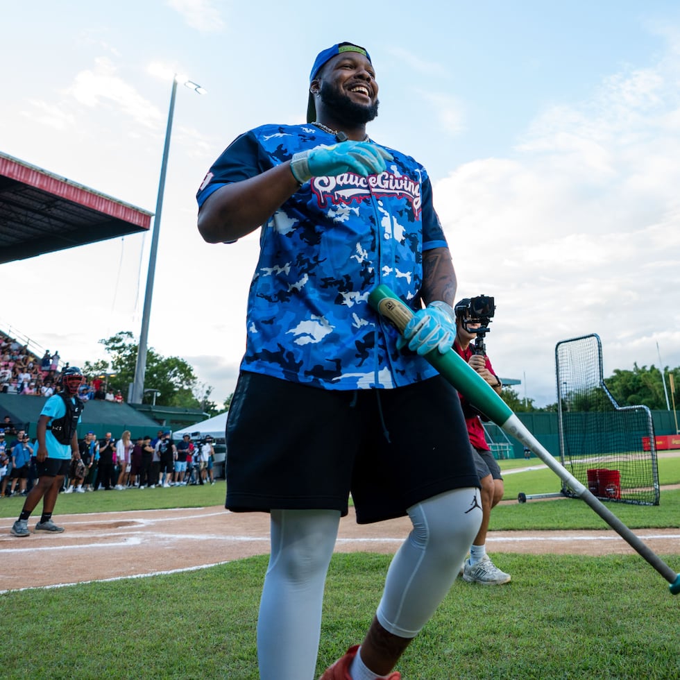 Vladimir Guerrero, Jr., was present at the fifth edition of Eladio Carrión's SauceGiving charity event, winning the home run competition.