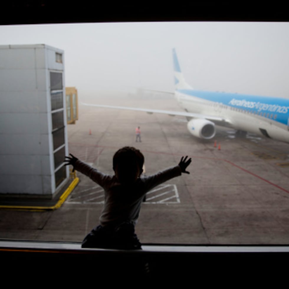 ARCHIVO - Un niño observa un avión en el aeropuerto Jorge Newbery de Buenos Aires, Argentina, el 14 de abril de 2016. (Foto AP/Natacha Pisarenko, archivo)
