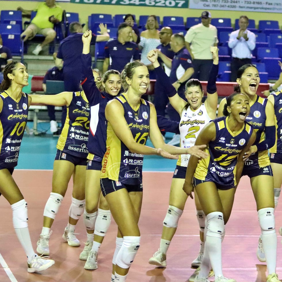 Wilmarie Rivera y las Cangrejeras celebran con emoción su pase a la final del Voleibol Superior, tras una reñida victoria 3-2 sobre las Valencianas de Juncos en el cuarto partido de la semifinal A.