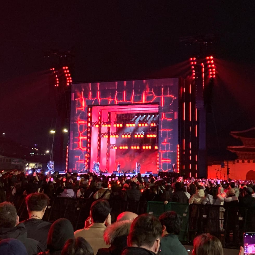 La banda más famosa del K-pop, BTS, regresó este sábado a los escenarios tras más de tres años con un concierto que combinó su nuevo material y éxitos consolidados con guiños a la tradición cultural coreana.