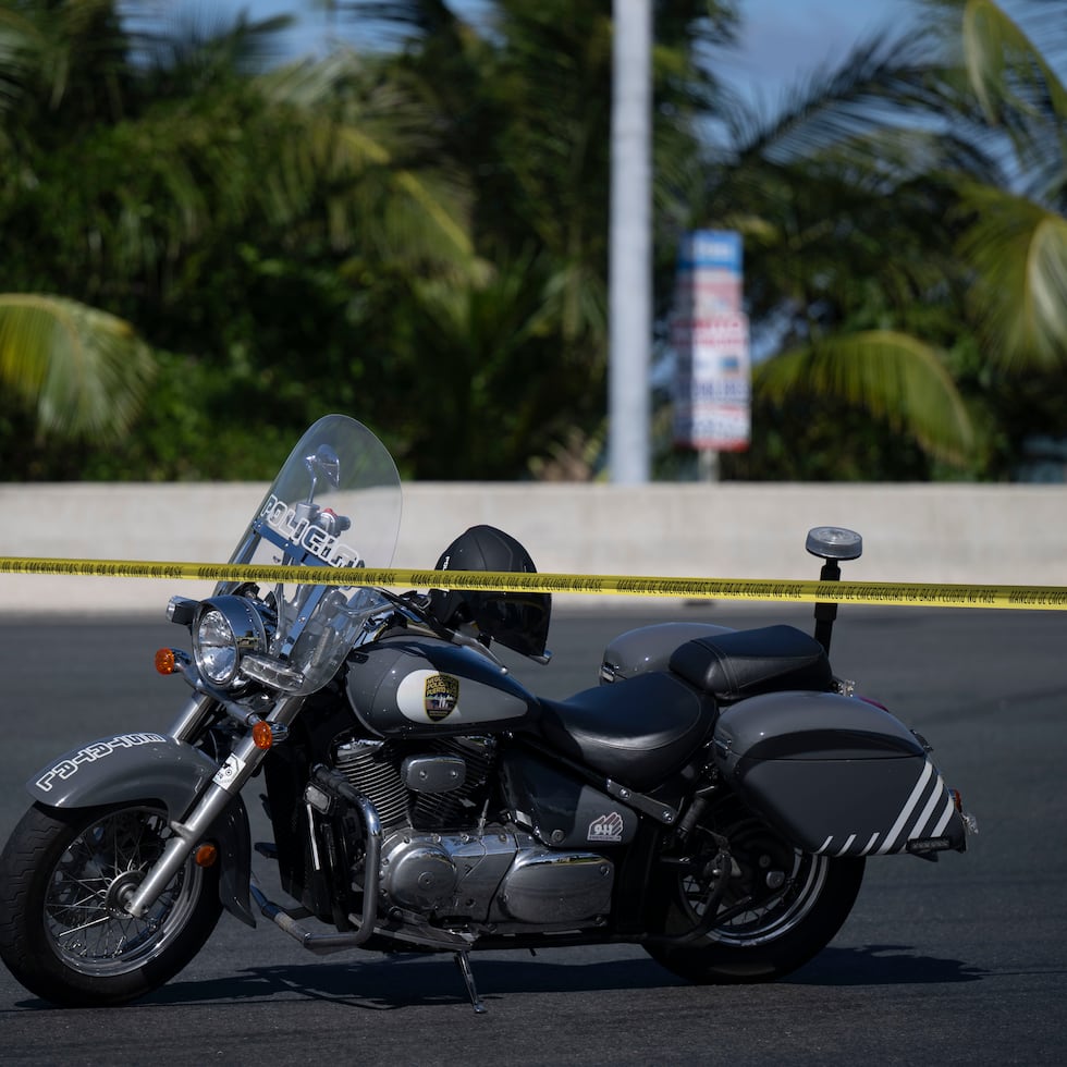 Agentes de la División de Patrullas de Carreteras del Área de Utuado, en unión al personal de Servicios Técnicos, investigan los hechos.