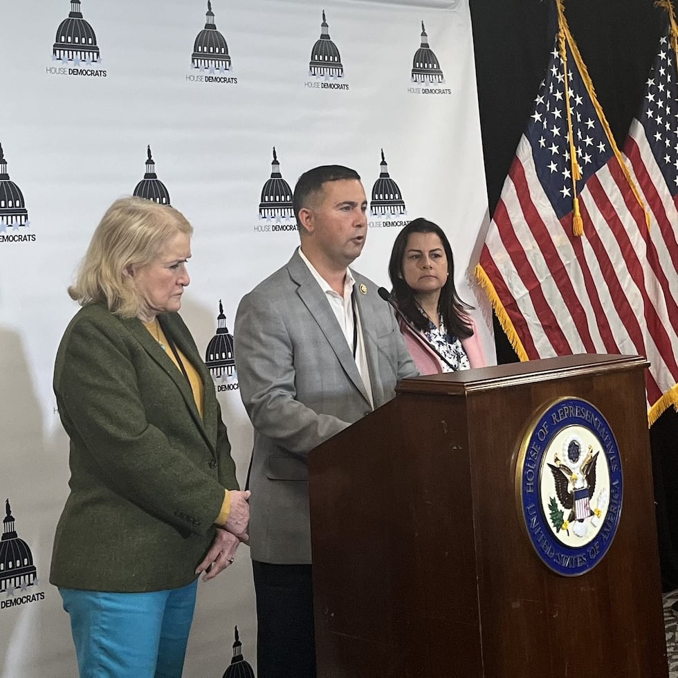 El escaño del congresista Darren Soto –al centro, junto a sus colegas demócratas Nannette Díaz Barragán, izquierda, y Sylvia García, en una foto de archivo– está en el ojo de la batalla de redistribución electoral en Florida.