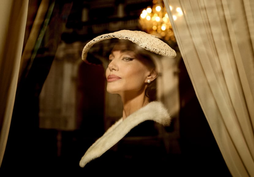 La actriz estadounidense Angelina Jolie interpreta a la célebre soprano María Callas en el nuevo 'biopic' del chileno Pablo Larraín, "María".