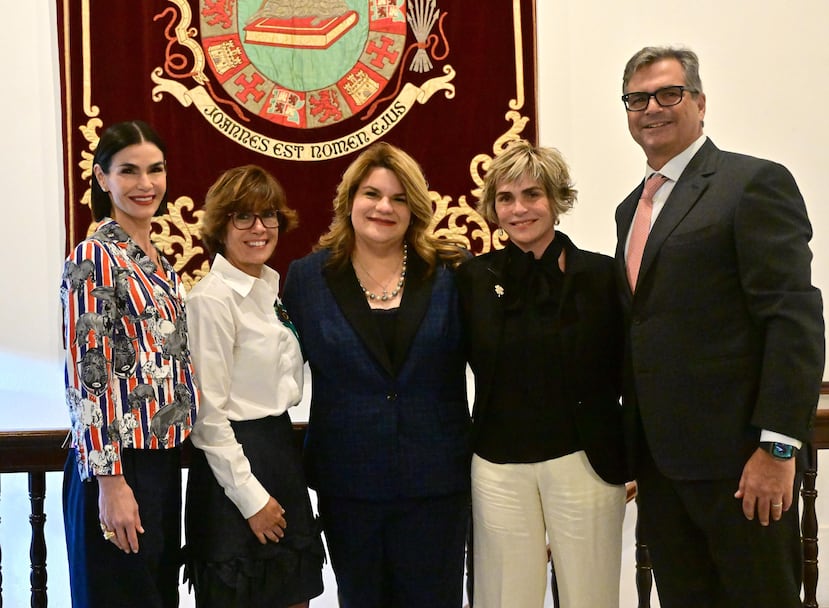 La gobernadora Jenniffer González, al centro, junto a los nietos de Luis A. Ferré: Loren Ferré, María Eugenia Ferré, María Luisa Ferré y Antonio L. Ferré.