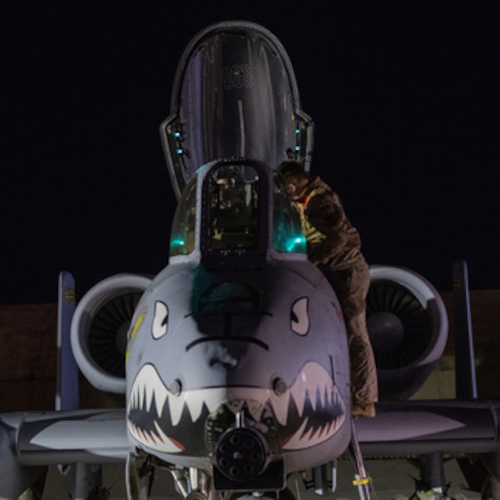 Esta foto facilitada por la Fuerza Aérea de EE.UU. muestra a un aviador estadounidense preparando un A-10 Thunderbolt II para el vuelo desde una base en la zona de responsabilidad del Mando Central de EE.UU., el viernes 19 de diciembre de 2025, en apoyo de la Operación Hawkeye Strike. (Fuerza Aérea de EE.UU./DVIDS vía AP)