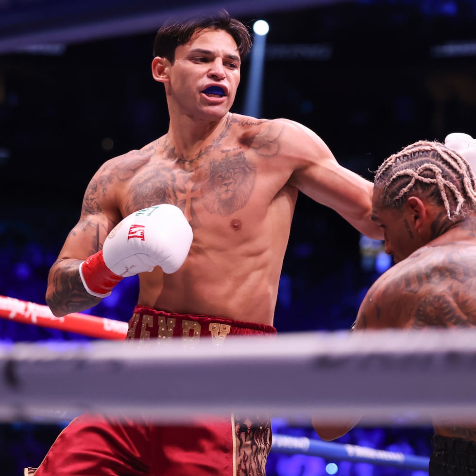 Ryan García asesta un golpe a Conor Benn en su pelea por el título welter del CMB.