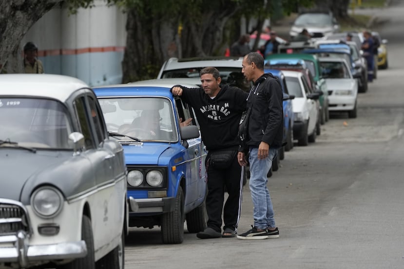 Conductores hacen una larga fila para ingresar a una gasolinera el viernes 30 de enero de 2026, en La Habana, Cuba. (AP Foto/Ramón Espinosa)