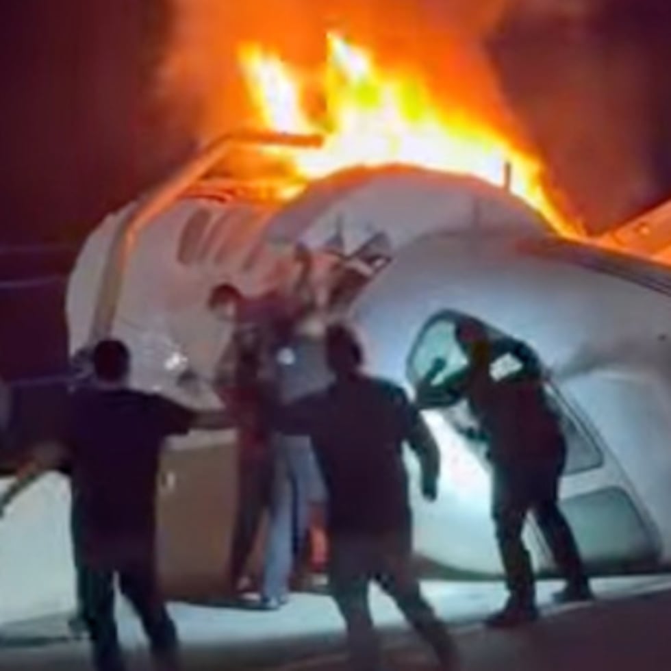 Un pasajero, en la imagen superior, salta de un avión tras estrellarse este en una autopista, mientras otras personas le prestan ayuda.