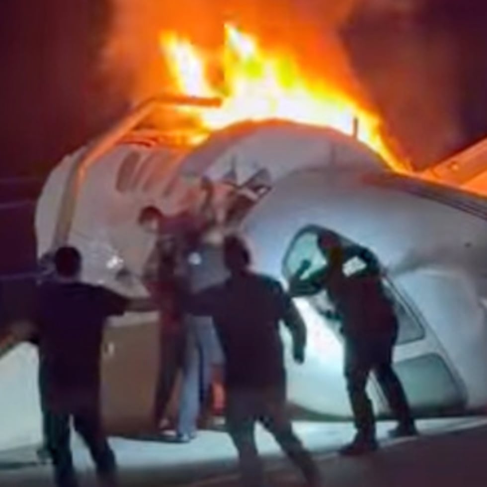 Un pasajero, en la imagen superior, salta de un avión tras estrellarse este en una autopista, mientras otras personas le prestan ayuda el martes 16 de junio de 2026 en Laredo, Texas. (Zayra Garza vía AP)