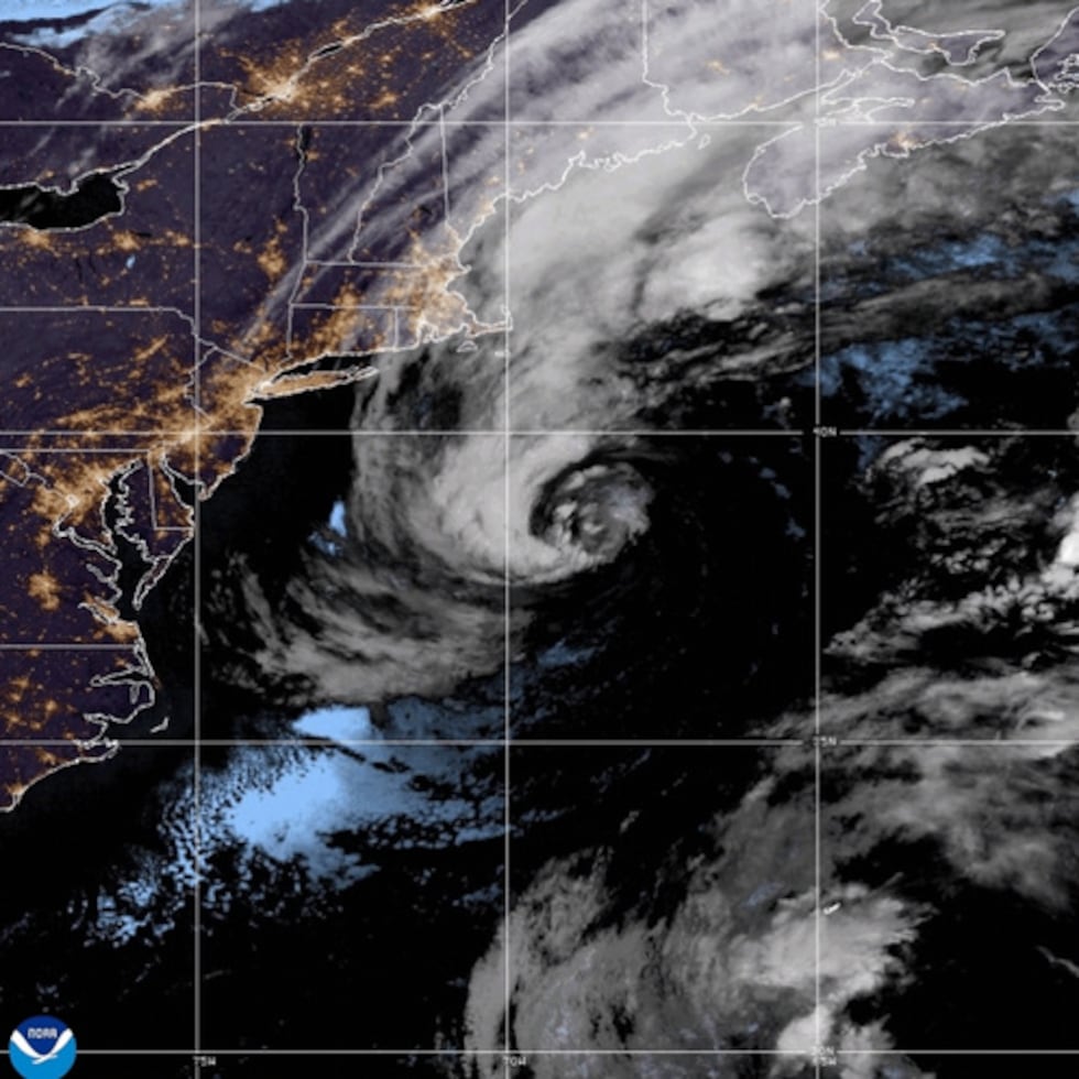 Esta imagen de satélite de la Administración Nacional Oceánica y Atmosférica muestra a la tormenta subtropical Josephine avanzando a lo largo de la costa noreste de Estados Unidos el jueves 22 de octubre de 2026.