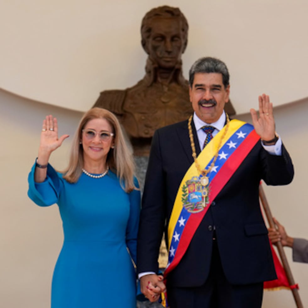 ARCHIVO - El presidente venezolano Nicolás Maduro y su esposa, Cilia Flores, saludan con la mano tras la ceremonia de toma de posesión para su tercer mandato, el 10 de enero de 2025.