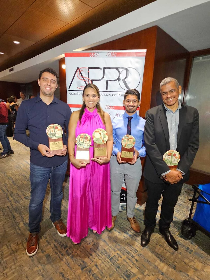 Parte del grupo de periodistas galardonados en la trigésimo segunda edición del Premio Nacional de Periodismo auspiciado por la Asppro. De izquierda a derecha: Manuel Guillama Capella, Gloria Ruiz Kuilan, Efraín Montalbán Ríos y Benjamín Torres Gotay.
