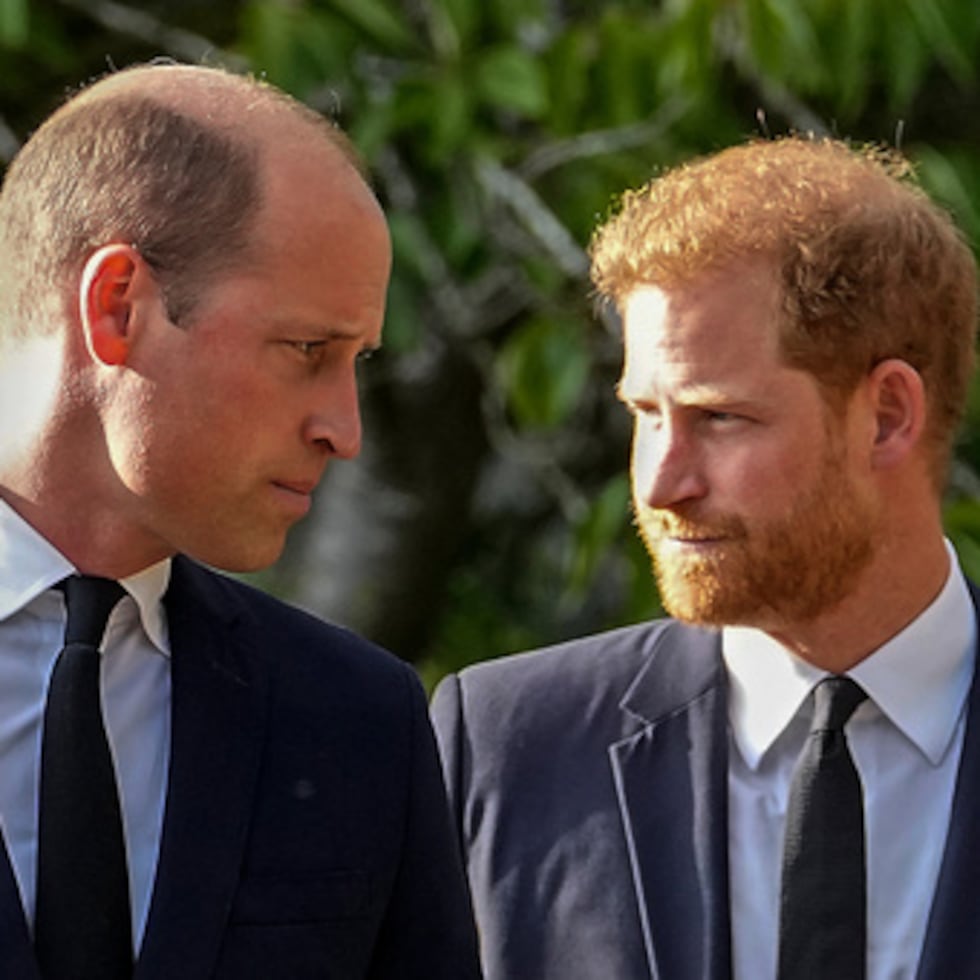 ARCHIVO - El príncipe Guillermo y el príncipe Harry de Gran Bretaña caminan uno al lado del otro tras contemplar las ofrendas florales en memoria de la difunta reina Isabel II frente al castillo de Windsor, en Windsor (Inglaterra), el 10 de septiembre de 2022. (Foto AP/Martin Meissner, archivo)
