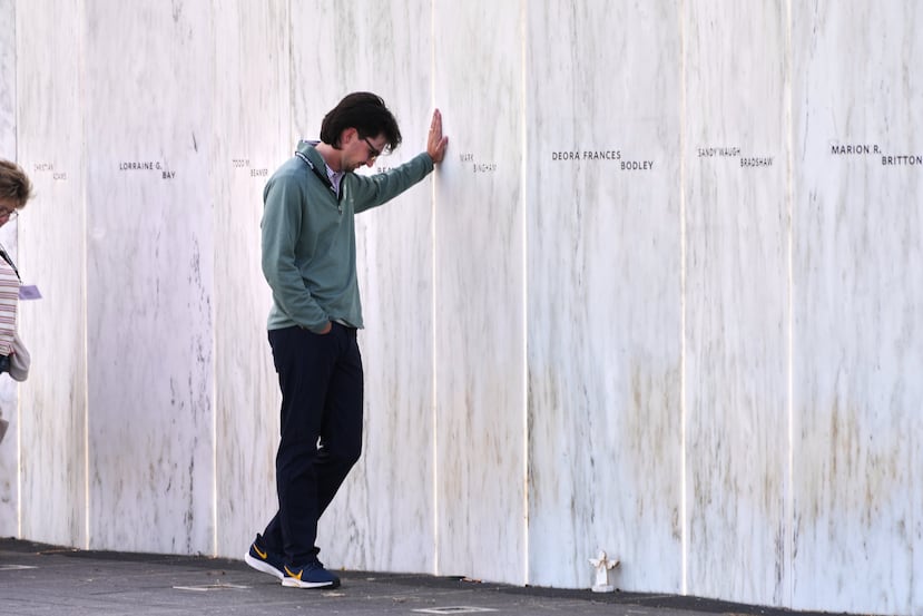 El profesor de estudios sociales John Boston Bradley, que imparte clases en la escuela secundaria Bishop McCort en Johnstown, Pensilvania, hace una pausa en el Muro de los Nombres durante un seminario para educadores en el Monumento Nacional del Vuelo 93 en Shanksville, Pensilvania, el martes 23 de junio de 2026. (Foto AP/Gene J. Puskar)