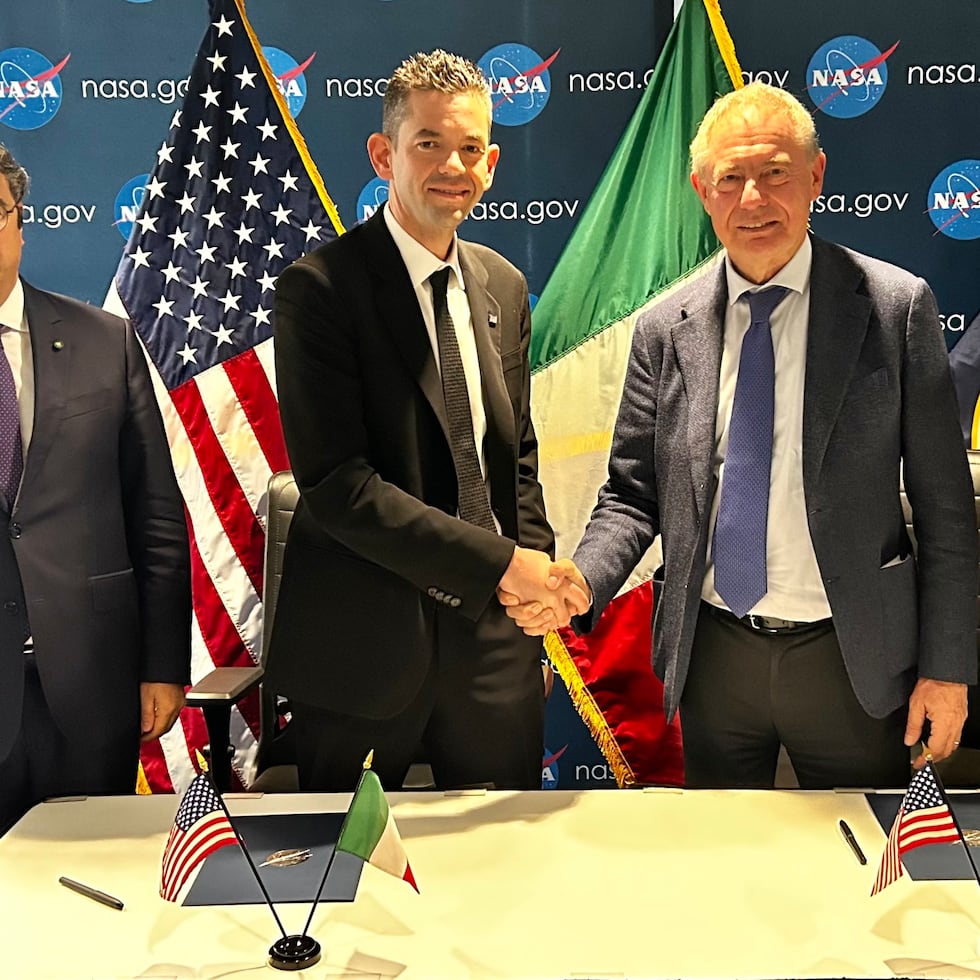 De izquierda a derecha: Marco Peronaci (embajador de Italia en Estados Unidos), Jared Isaacman (administrador de la NASA), Adolfo Urso (ministro de Empresa y Made in Italy) y Teodoro Valente (presidente de la Agencia Espacial Italiana) tras la firma del acuerdo.